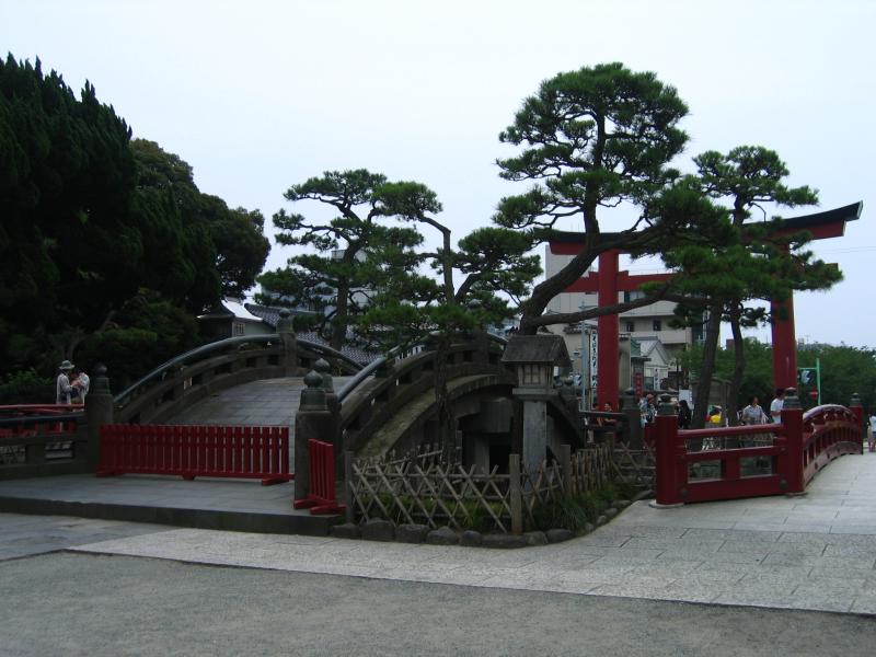 Humpback bridge and torii at Tsurugaoka Hachiman-gū