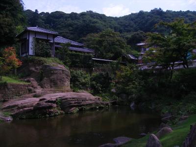 Pond and temple buildings at Engaku-ji