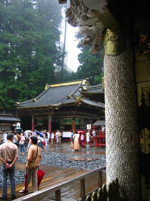 Ornate pillar and Sakashita-mon