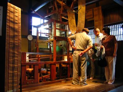 Watching a loom demonstration