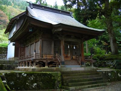 Small shrine in Ainokura