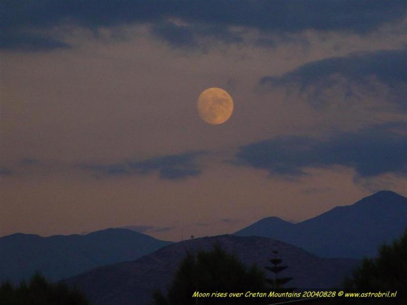 Cretean Moon rises