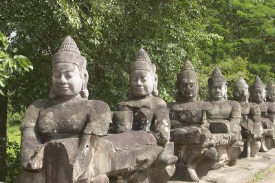 9383_cambodia-angkor tom gate.jpg