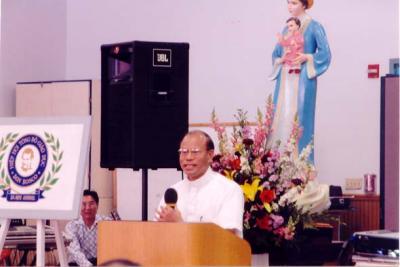 Cha Giám Ðốc Trung Tâm Công Giáo chúc mừng Đại Hội.jpg