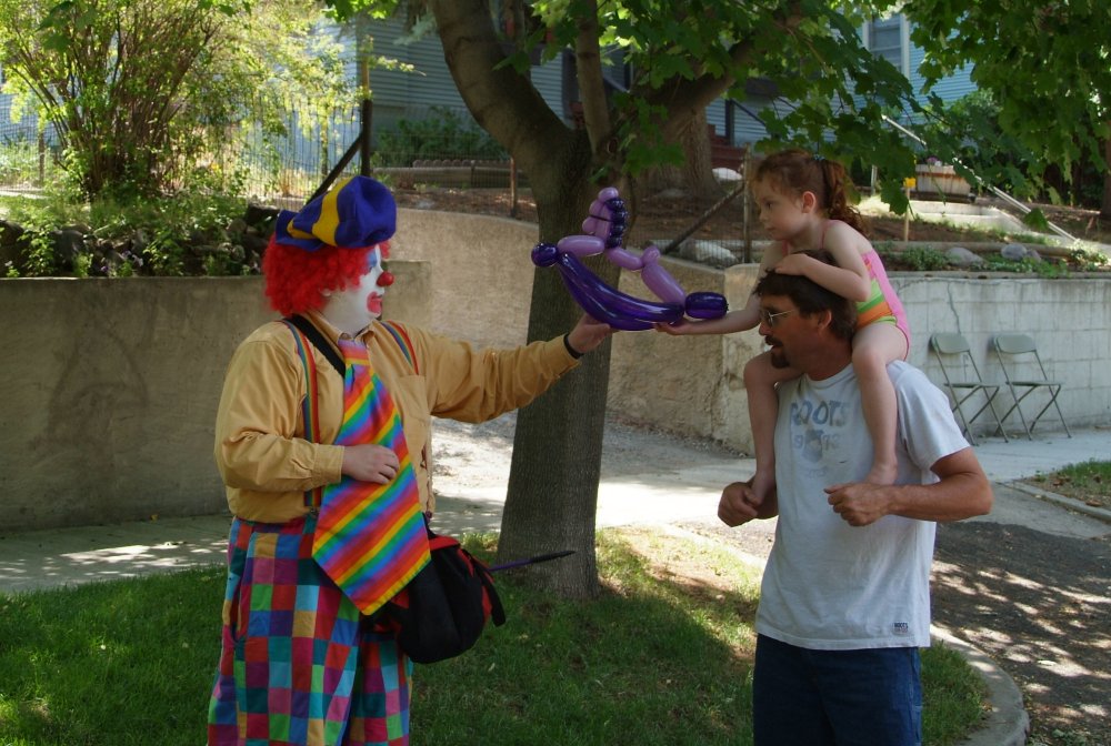 Clown with Dad and Little Girl DSCF0031.JPG